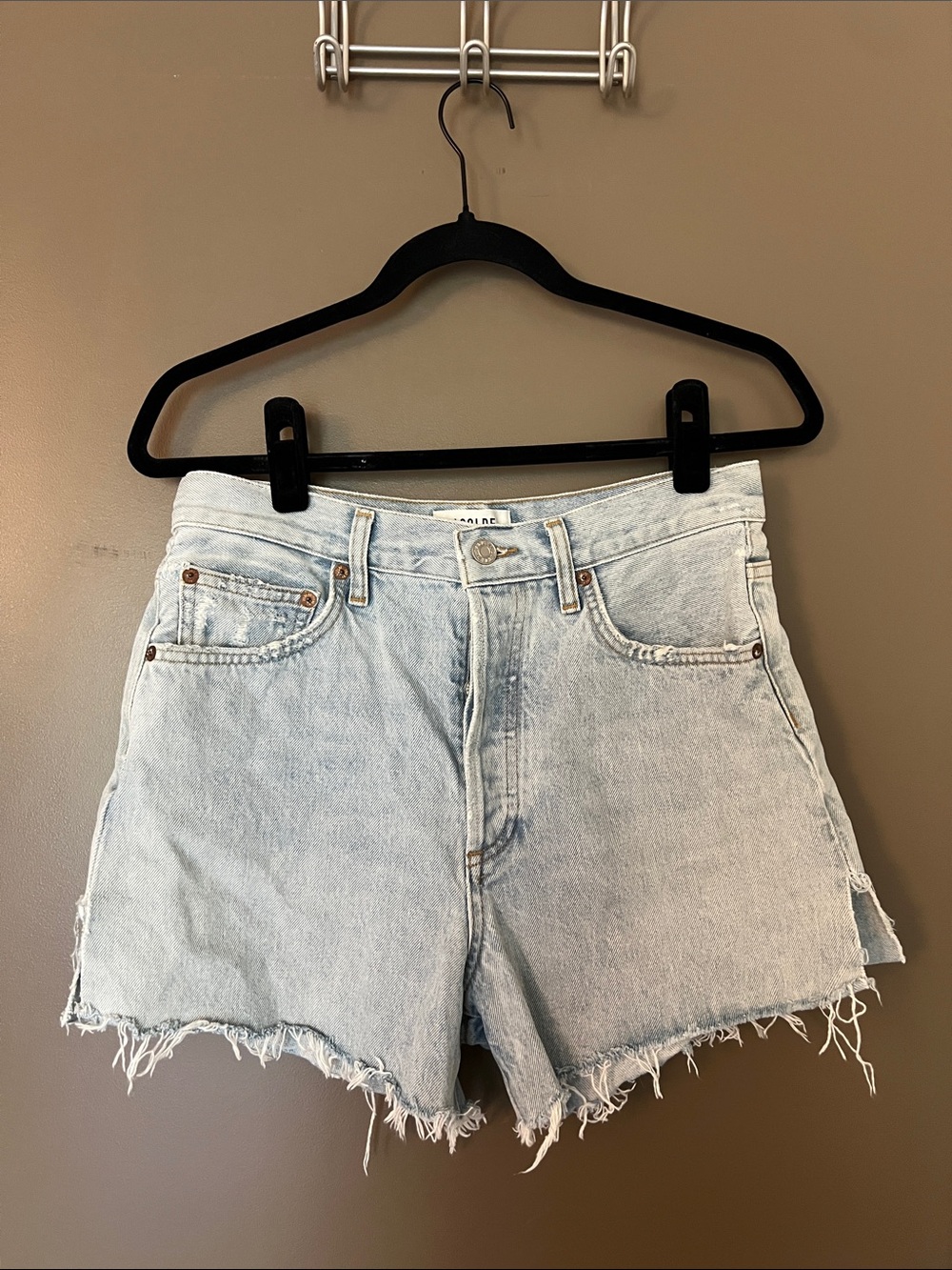 AGOLDE Dee Cotton Denim Cutoff Shorts in Jinx - Size 27 - Picture 2 of 13